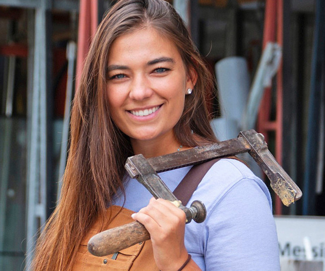 Bauschreinerin Mara Pischl ist Markenbotschafterin von Carhartt-Arbeitskleidung.