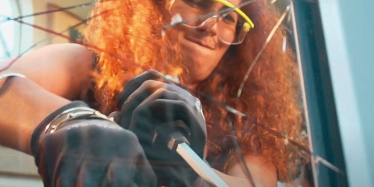 Ein ähnlicher Versuch wurde bereits in Österreich durchgeführt. Teilnehmer haben versucht, das Fenster zu „überwinden“.