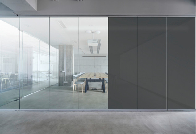 PrivacyPlus Black wechselt in Sekundenschnelle zwischen Privatsphäre und Durchsicht.