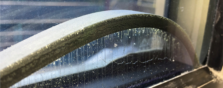 Weichmachermigration kann zur Auflösung der Butyl Dichtung führen. Solche Schäden bei Isoliergläsern werden durch die passenden Randverbund-Produkte vermieden.