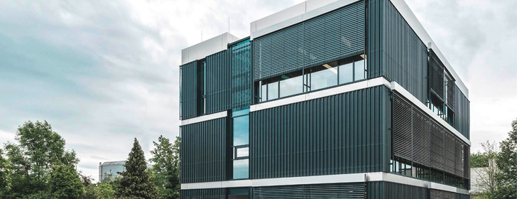 Besonders in Verbindung mit automatisierten Steuerungssystemen lassen sich Raff­storen optimal auf wechselnde Wetter­bedingungen und individuelle Nutzer­bedürfnisse einstellen.