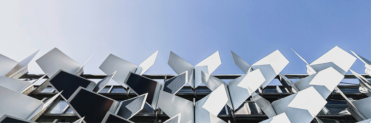 Eine Fassade nach dem Vorbild der Natur: Das Forschungsteam entwickelte Beschattungselemente, die mit fließenden Bewegungen wie Schmetterlingsflügel wirken und mit einem Schließmechanismus an fleischfressende Pflanzen erinnern.