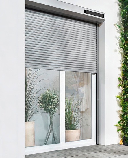 Das Solarpanel mit 12V – Antrieb mit integriertem Akku kann sowohl auf der Blende als auch auf der Wand mit Hilfe einer Wandhalterung befestigt werden.