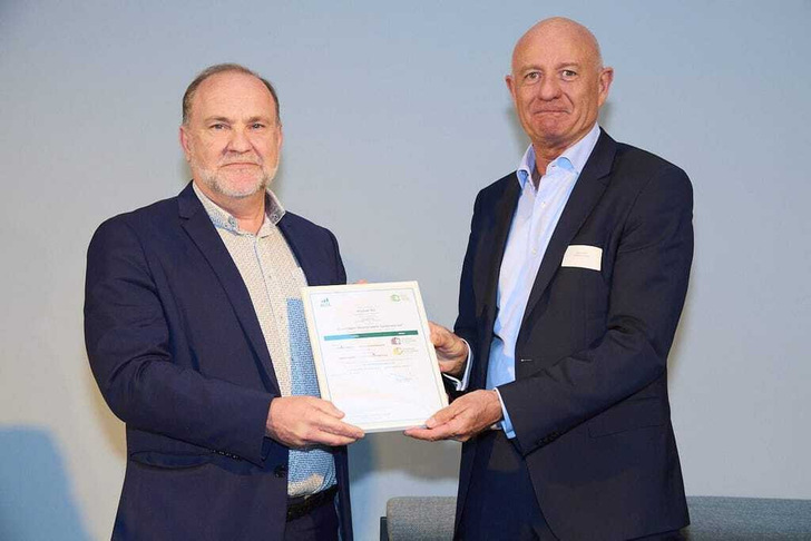 Aliplast-Geschäftsführer Xavier Van Sebroeck (li.) erhält die Urkunde