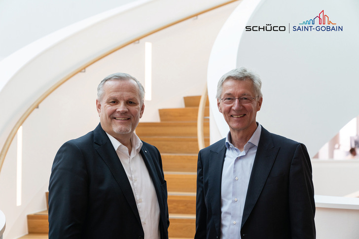 Andreas Engelhardt (l.), persönlich haftender Gesellschafter von Schüco, und Raimund Heinl, CEO von Saint-Gobain Deutschland und Österreich, wollen durch die gemeinsame Kooperation das Glasrecycling in der Baubranche vorantreiben.