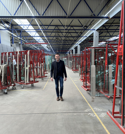 SGT produziert auf 35.000 m2 Produktionsfläche bis zu 1,2 Mio- m2 hochwertiges Sicherheitsglas pro Jahr. - © Sicherheitsglastechnik Oelsnitz (Vogtl.) GmbH