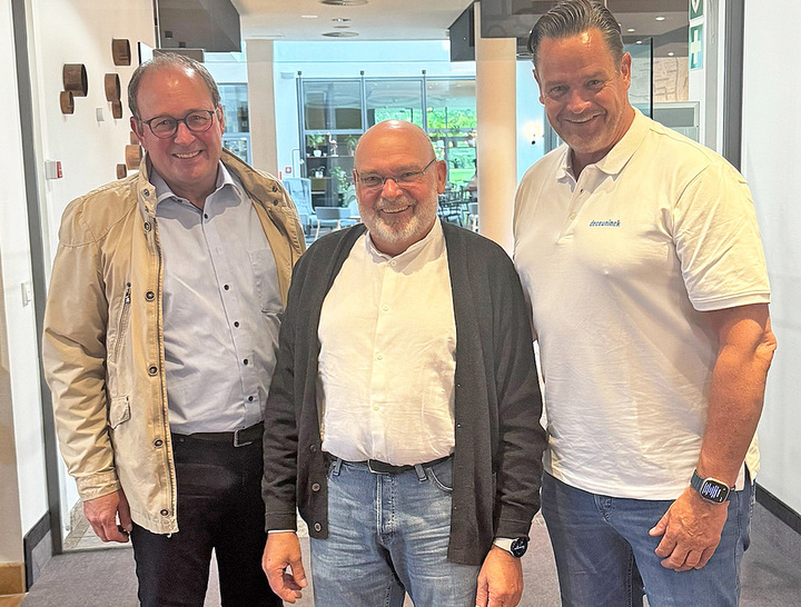 Deceuninck und Biotrans beginnen gemeinsam eine wegweisende Partnerschaft für effizienteres Fensterrecycling. Von links nach rechts: Martin Hering, Handlungsbevollmächtigter von Biotrans, Jürgen Müller-Webers, Sales Manager Recycling Deceuninck, Carsten Otte, Geschäftsführer Deceuninck Germany GmbH