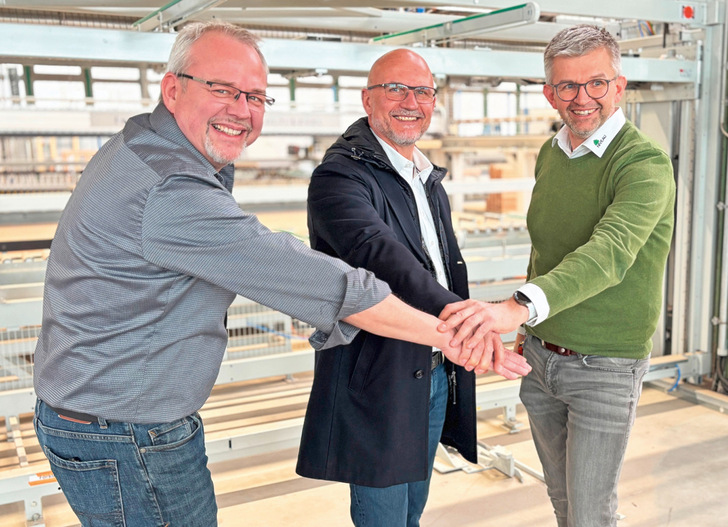 Diese Experten ermöglichen neue Fertigungsprozesse: In der Mitte Niveau-Chef Dieter Heep, rechts Andreas Malter („Leitspruch: Organisation kommt vor Investition“) und links Michael Hemmerich von Working Process.