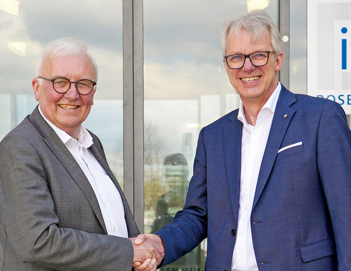 Der bisherige Institutsleiter Prof. Jörn P. Lass (rechts) fokussiert sich auf die Normungs­arbeit und übergibt die Leitung des Instituts an Prof. Dr. Winfried Heusler – beide sind bereits seit vielen Jahren fachlich und persönlich eng verbunden