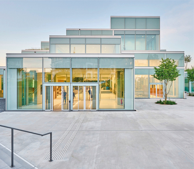 Die hohe Transparenz des Learning Centers wurde mithilfe von Sonderprofilen auf der Basis von Schüco AWS 90.SI CCF erzielt.
