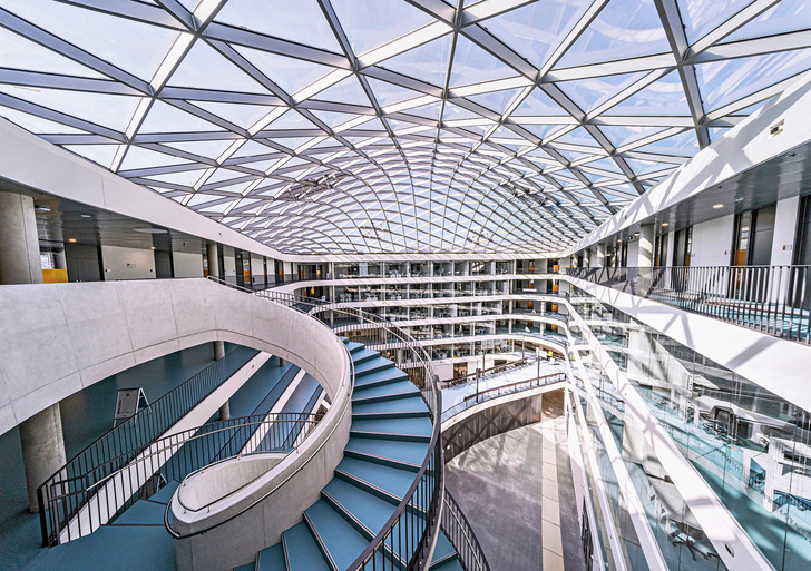 Die Isoliergläser von BGT bestehen aus einem Außenglas aus 10 mm ESG-H Weißglas mit Bedruckung auf Position 2