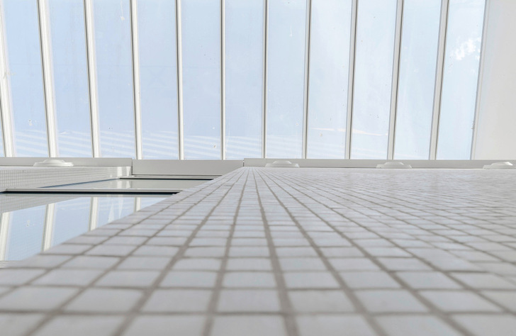 Die schlanken Profile der Modular Skylights von Velux fügen sich harmonisch in die elegante Architektur des Badezentrums in Le Havre ein.