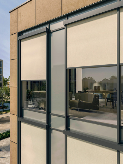 Die easyZIP-Führungsschienen der Markisen sind optisch perfekt in die Pfosten-Riegel-Fassade integriert.