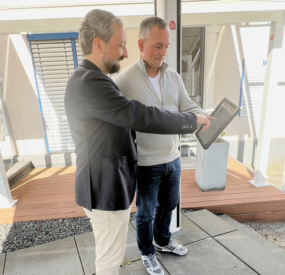 Tim Gummersbach (r.) von W.A.S in Hennef und Thomas Knüttel von ­Pilona entwickeln die Anwendungstiefe im  Betrieb ständig weiter.