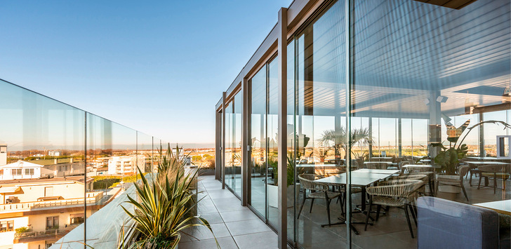 Die Kombination aus Kedry Prime und Line Glass verwandelt die American Bar Tacco11 in Jesolo in einen ganzjährig nutzbaren Premiumbereich.