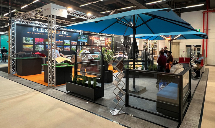 Großschirme und Windschutzwände wurden auf dem Tophoven Messestand präsentiert, wo auch die Terrassenprofis ihr Zuhause fanden.