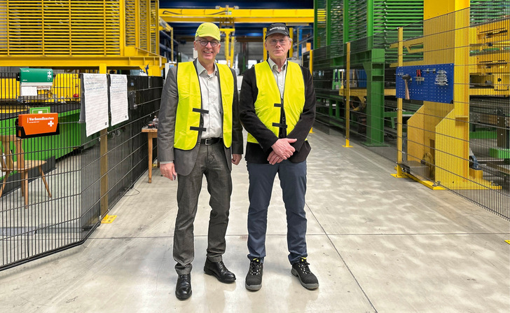 In der neuen Produktions­halle ­werden die Isolier­gläser ­vollautomatisch ­gefertigt. Hier Jürgen Ogurek (l.), Technischer Leiter des SGIC, mit GF Guido Plum. 