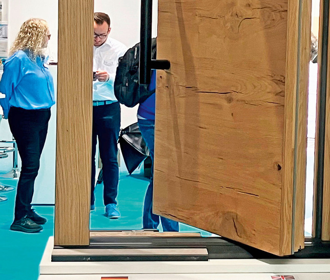 Bei der vorgestellten Lösung lässt sich bei einer Pivot-Tür das Drehlager in der Schwelle versenken und mithilfe der Polyamid-Deckel in der Länge verschiebbar positionieren.﻿