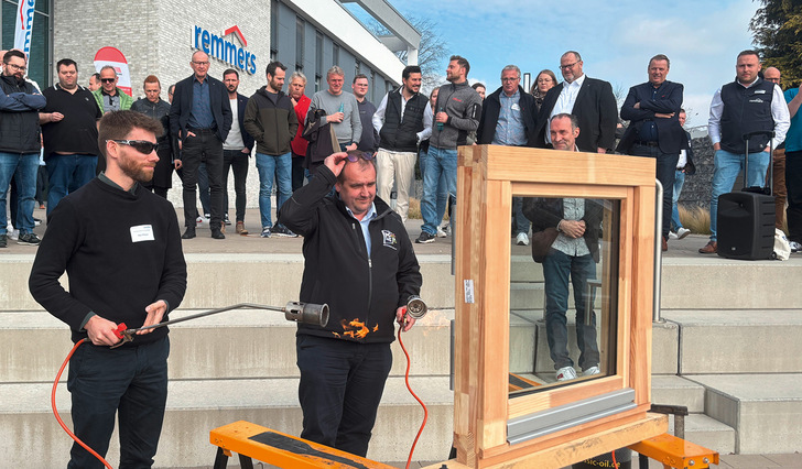 Ein Holzfenster ist brennbar, aber dennoch ­prädestiniert für den Brandschutz und kann Leben ­retten – Live-Präsentation auf dem Forum.