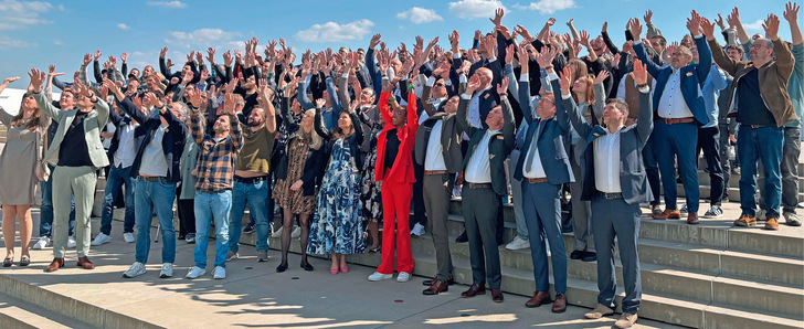 Ca. 120 Fachpartnerinnen und Fachpartner trafen sich im Porsche Museum, um die Neuheiten aus dem Hause Kneer zu erfahren. Hier die Teilnehmenden beim Fototermin mit der Videodrohne.