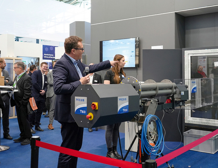 ift messtec zeigte in M﻿ünchen auf der BAU einen Live-Hageltest mit der neu ­entwickelten Hagelprüfpistole