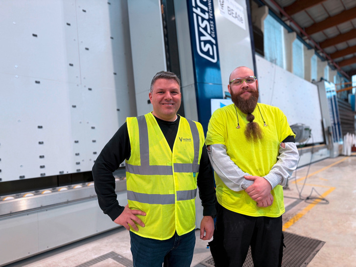 COO Florian Temper (l.) und ein Maschinenbediener vor der Jumbo-proHD