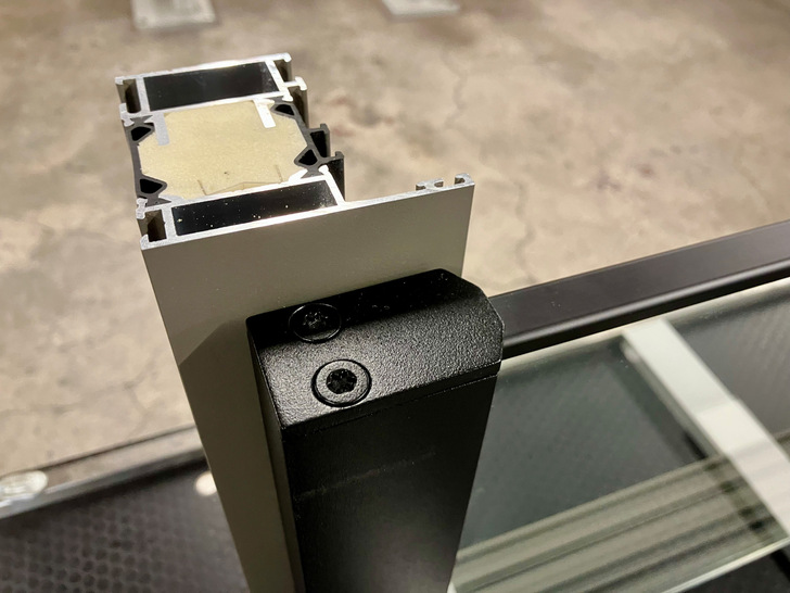 Das IMB-Glasgeländer BG015 bringt der Anwender sauber verpackt an die Baustelle und montiert es mit wenigen Handgriffen.