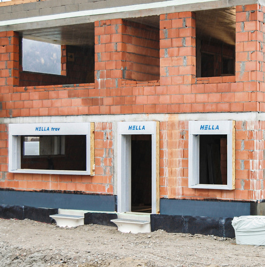 In die Fensteröffnung werden fertige Baukästen eingebaut, die nahtlos Fenster, ­Terrassen­türen und den Sonnenschutz, Rollläden oder Insektenschutz integrieren.