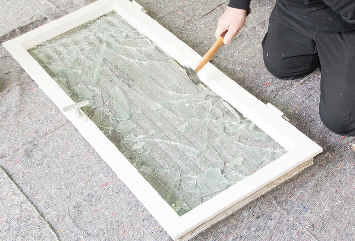 Schritt 1: Das alte Einfachglas wird von einer Fineo zertifizierten Tischlerei oder einem Fensterbauer ausgeglast. Hier ist das Tischlerei Berg aus Overath (bei Köln). - © Foto: Fineo Glass