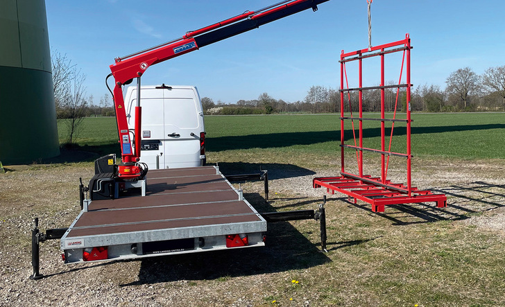Oben: Der neu entwickelte Lansing Krananhänger
 Unten: Der bewährte Multimaster Anhänger