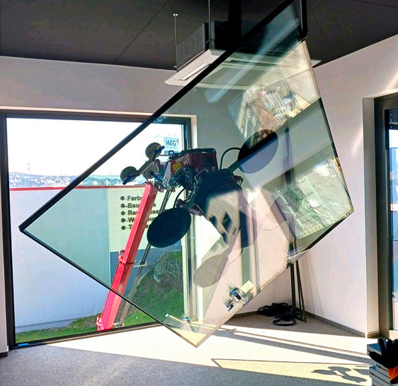 Hoeflon Minikran bei einer komplexen Montage