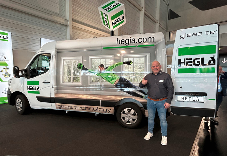 Hegla rüstet heute sowohl Transporter mit Elektro­antrie als auch Verbrenner aus. Wir befragten ­dazu Marc-Alexander Stachel, den Geschäftsführer des ­Hegla Fahrzeugbaus. - © Foto: Matthias Rehberger / GW