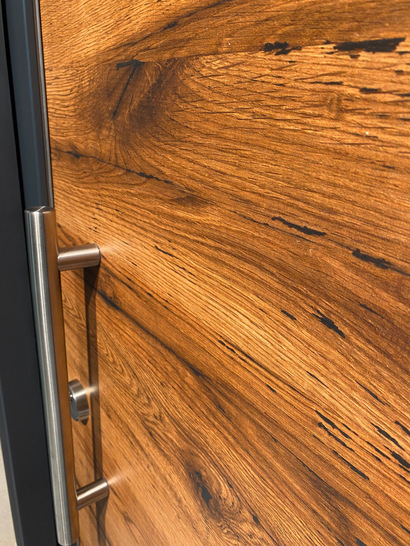 Der österreichische Haustürenhersteller Pieno schützt seine Haustüren aus in Holz-Optik bedrucktem Eschenfurnier mit dem Print-Protect-Beschichtungsaufbau von Adler.