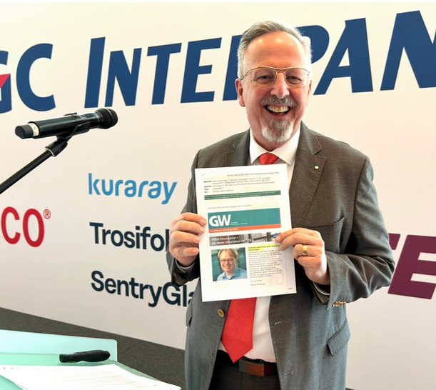 Verbandsvorsitzender Hans Joachim Arno zitierte in seinem einleitenden Vortrag auch Beiträge aus der GLASWELT. - © Matthias Rehberger / GW