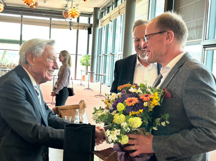 Herzlichen Glückwunsch Günter Weidemann: Hans-Joachim Arnold und Jochen Grönegräs gratulieren dem Jubilar.
