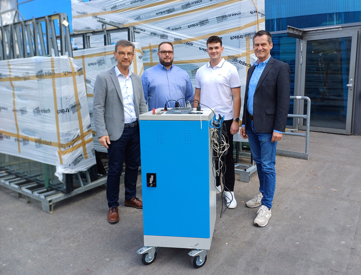 Mit der neuen Prüfstation für Sicherheitsgläser (v.l.): GF Josef Wolf und Peter Eichbauer, Projektleiter Robotik (beide Technologie Centrum Westbayern), Daniel Ziegelbauer, GF Glas Trösch Wertingen, Hermann Zischler, GF Glas Trösch Nördlingen. - © Josef Wolf
