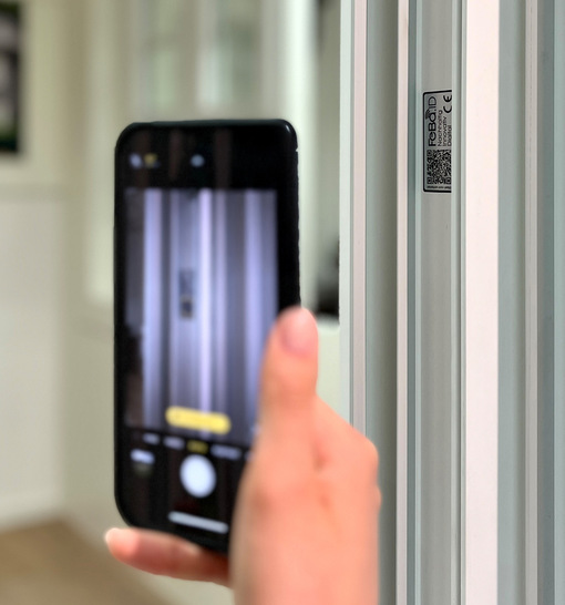 Ein einfaches Scannen des Fensterrahmens mit einem Smartphone genügt, um die FeBa ID zu öffnen und wichtige Produktinformationen abzurufen.