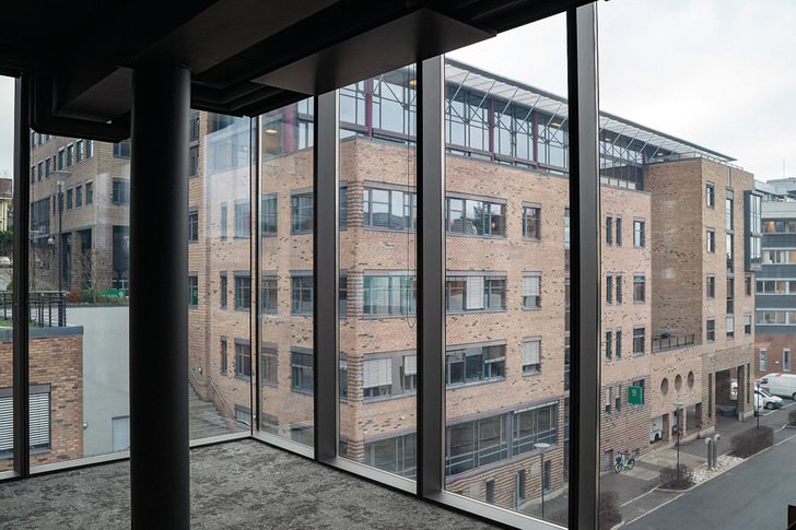 Das sechsstöckige Bürogebäude Gullhaug 5 in Oslo ist mit schaltbaren Gläsern mit Converlight Technologie ausgestattet, die auch bei Infraselect zum Einsatz kommt. - © Adam Stirling