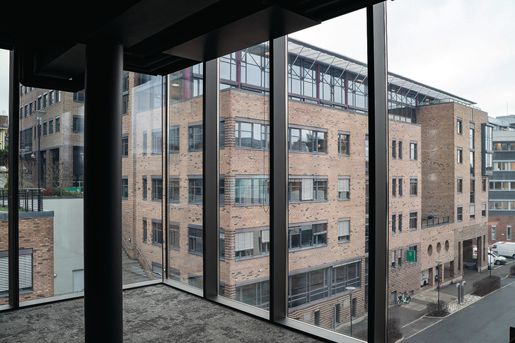 Das sechsstöckige Bürogebäude Gullhaug 5 in Oslo ist mit schaltbaren Gläsern mit Converlight Technologie ausgestattet, die auch bei Infraselect zum Einsatz kommt.