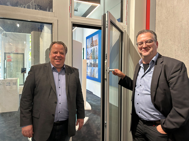 Fassadenbauer Thomas Blacher (l.), GF des Fassadenbauers Heidenbauer Aluminium, und sein Kollege Michael Lechner, vor dem gemeinsam mit Wicona entwickelten Sanierungsfenster. - © Matthias Rehberger / GW