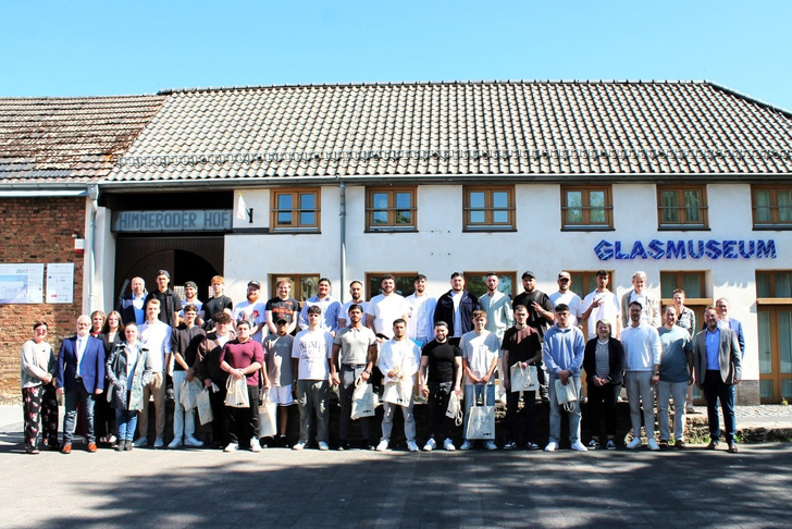 Zufrieden: Die Absolventen 2025 vor dem Rheinbacher Glasmuseum