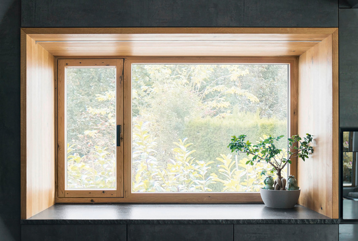 Die großen, aus Wildeiche gefertigten Sitzfenster in den Kinderzimmern sorgen die für eine besondere Lichtstimmung.