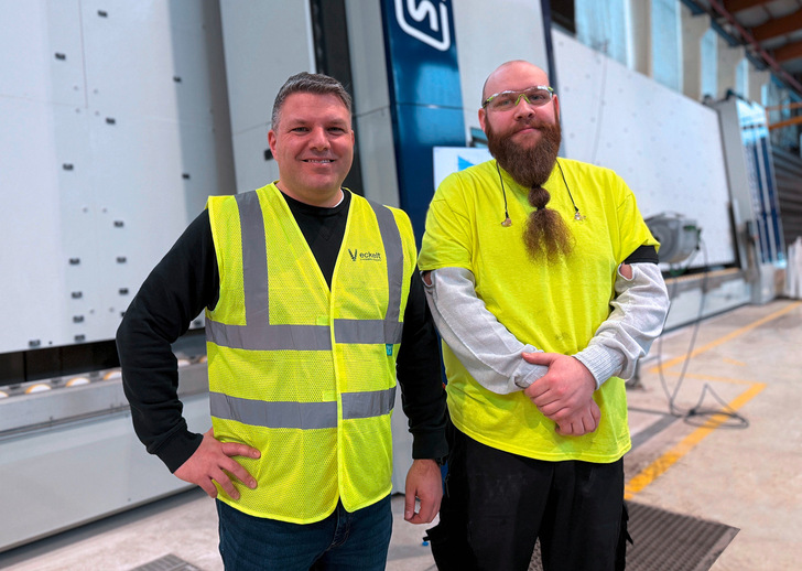 Zufrieden: vandaglas Eckelt COO Florian Temper (l.) und ein Maschinenbediener vor der Jumbo-proHD