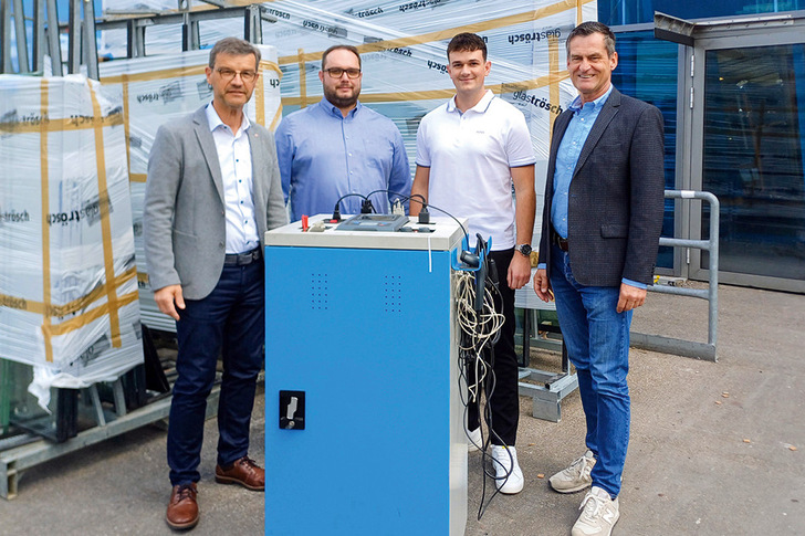 Mit der neuen Prüfstation für Sicherheitsgläser (v.l.): GF Josef Wolf und Peter Eichbauer, Projektleiter Robotik (beide Technologie Centrum Westbayern), Daniel Ziegelbauer, GF Glas Trösch Wertingen, Hermann Zischler, GF Glas Trösch Nördlingen. - © Foto: Josef Wolf