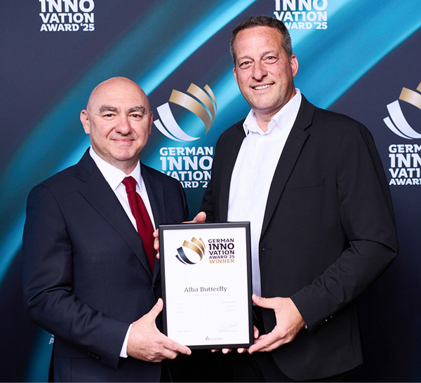 Head of sales Stefano Shidioni und Cristian ­Giangiodarni, Vertriebsleiter Deutschland nehmen den ­freudig German Award entgegen