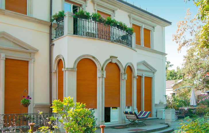 Holzrollläden fügen sich harmonisch in die Architektur ein und bieten zugleich robusten Schutz vor ­Wetter­extremen. Besonders sicher sind sie vor Beschädigungen durch Hagel.