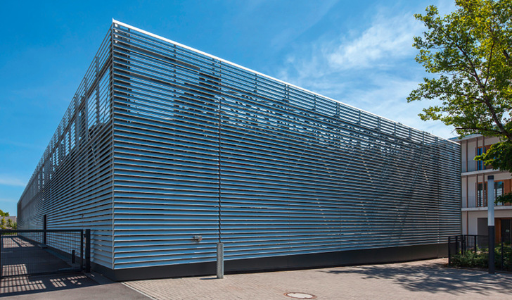 Die großflächigen Alu-Lamellen des Tores (17 m × 5.3 m) widerstehen auch hohen Winddrücken