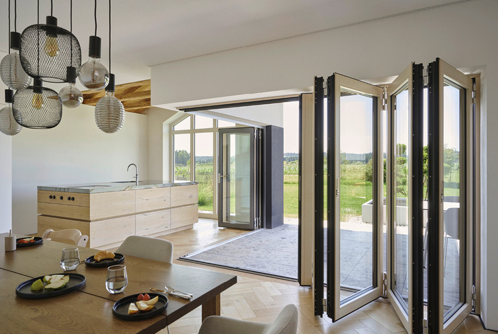 Zum Öffnen werden drei Glaselemente nach links und vier nach rechts aufgefaltet. - © Foto: Wolfgang Zlodej für Solarlux GmbH