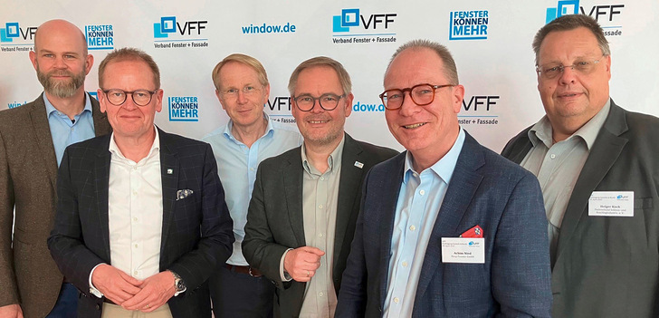 Experten auf der Bühne und im Auditorium auf der Statistik-Fachtagung des VFF (v.l.): Robin Huth (B+L Markt­daten), Jochen Grönegräs (BF), Martin Langen﻿ (B+L Marktdaten), Frank Lange (VFF), Achim Nied (Vorsitzender ­statistischer Ausschuss VFF), Holger Koch (FVSB).