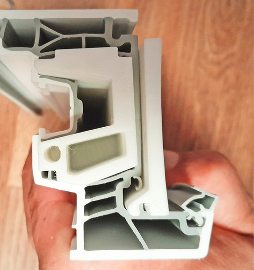 Auch in PVC-Fenstern möglich: Die Klotzbrücken­verstelleinheit besteht aus Grundplatte, ­Druckplatte, Manipulationsschraube und Sicherheitsmutter.